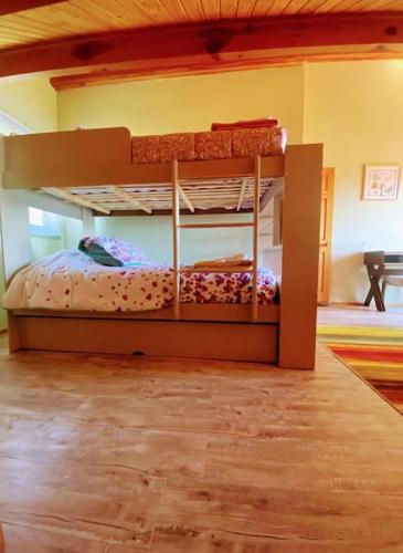 a bedroom with two bunk beds in a room at Espectacular casa Playa Hermosa, lagos y volcanes in Llanquihue