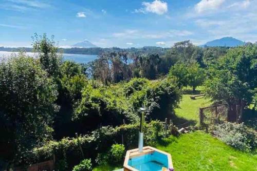 a view of a garden with a swimming pool at Espectacular casa Playa Hermosa, lagos y volcanes in Llanquihue
