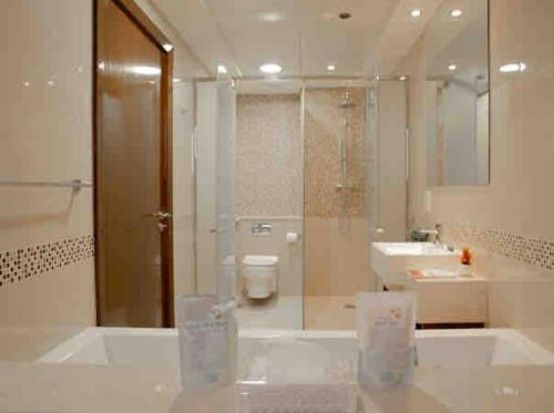 La salle de bains est pourvue d'une douche, de toilettes et d'un lavabo. dans l'établissement شقة فندقيه في برج رافال Rafal Tower الدور 53, à Riyad