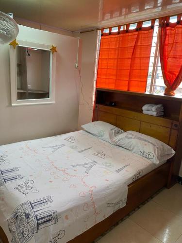 a bedroom with a large bed with a window at Hotel La Estrella de la Mañana in Tuluá