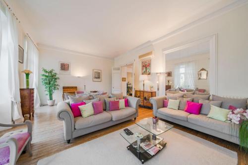 un salon avec deux canapés et une table dans l'établissement Wdf bourgeois 2 bedrooms heart of Cannes!!, à Cannes