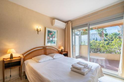 une chambre avec un lit avec des serviettes dessus dans l'établissement Nice one bedroom on the garden level, à Cannes