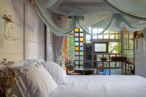 a bedroom with a white bed and a window at Casa Furtacor in João Pessoa