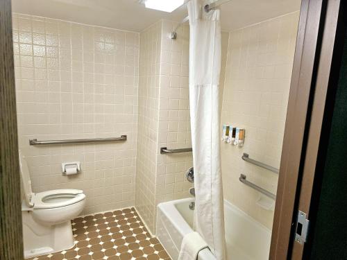 ein Badezimmer mit einem WC und einer Badewanne in der Unterkunft Days Inn by Wyndham Rolla in Rolla