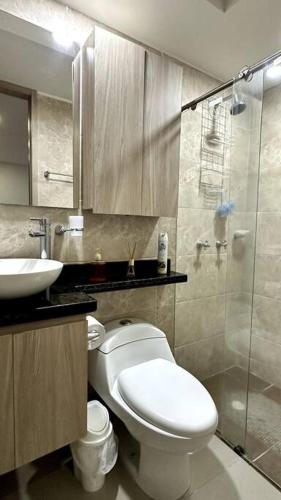 a bathroom with a toilet and a sink and a shower at Apartamento en segundo piso Zafiro C, Valle del Lili. in Cali