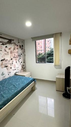 卡利的住宿－Apartamento en segundo piso Zafiro C, Valle del Lili.，白色的客房设有床和窗户。