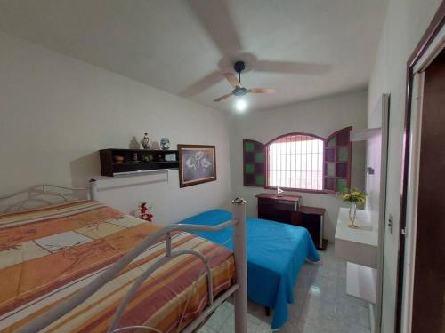 1 dormitorio con 1 cama y ventilador de techo en Uma jóia em frente ao mar! en Piúma