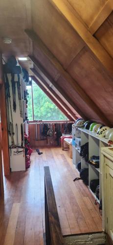 Zimmer im Dachgeschoss mit Holzboden und Holzdecken in der Unterkunft ILINIZA Base Camp in Chaupi