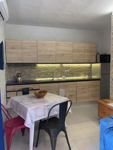 Una cocina o cocineta en Porto Coda Cavallo Salina Bamba