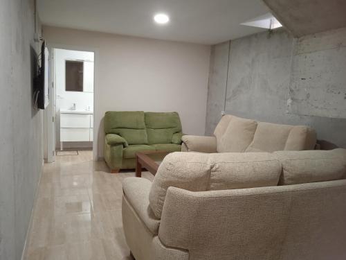sala de estar con sofá y 2 sillas en Casa en Jerez con patio cerca de la playa y de la sierra, en Jerez de la Frontera