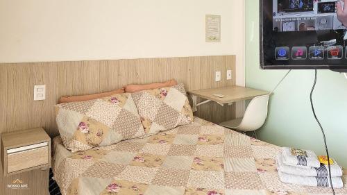 1 dormitorio con 1 cama con edredón y almohadas en Nosso Apê Estrela Sul: Ar-condicionado | Garagem NA0207 en Juiz de Fora