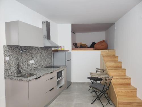 una cucina con mobili bianchi e un piano di lavoro di Romantic Studio a Vila do Conde