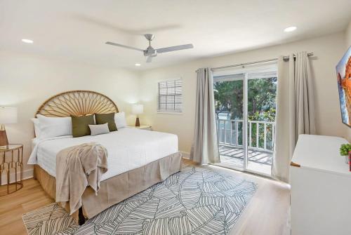 une chambre avec un lit et une grande fenêtre dans l'établissement Fido Friendly Condo Sun and Fun Walk to DT Free Parking, à Saint Augustine