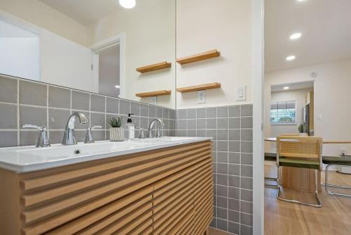 une cuisine avec deux éviers et un plan de travail dans l'établissement Fido Friendly Condo Sun and Fun Walk to DT Free Parking, à Saint Augustine