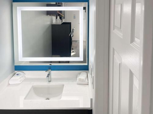 a bathroom with a sink and a mirror at Motel 6-Morro Bay, CA in Morro Bay