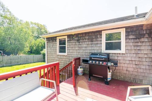 une terrasse couverte avec un barbecue sur une maison dans l'établissement #TheFlightdeck - Stylish Big Home Near Newport & Navy, à Middletown