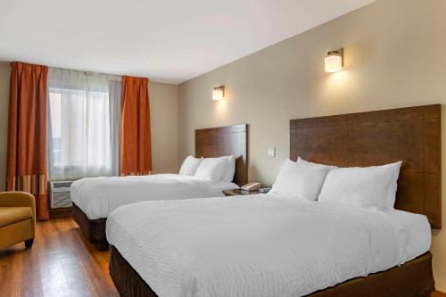 Quality Inn Winkler tesisinde bir odada yatak veya yataklar