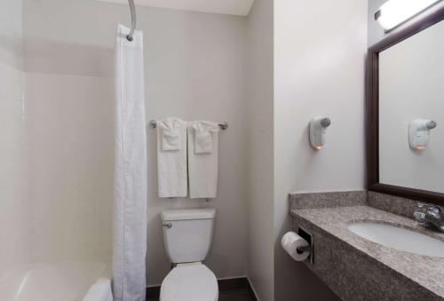 ein Badezimmer mit einem WC, einem Waschbecken und einem Spiegel in der Unterkunft MainStay Suites Extended Stay Hotel Casa Grande in Casa Grande