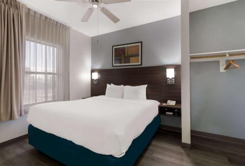 una camera d'albergo con un grande letto e una finestra di MainStay Suites Extended Stay Hotel Casa Grande a Casa Grande