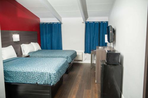 pokój hotelowy z 2 łóżkami i telewizorem w obiekcie Econo Lodge Summit - Scranton w mieście Clarks Summit