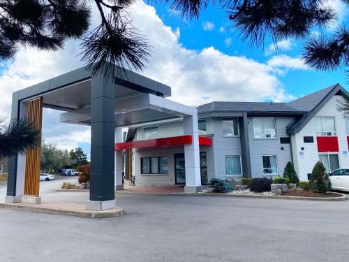 a building with a parking lot in front of it at Comfort Inn in Hamilton