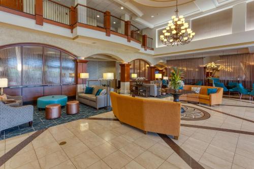 Posezení v ubytování Drury Plaza Hotel St. Louis Chesterfield