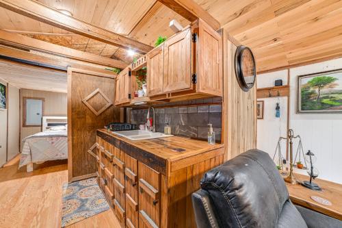 een keuken in een tiny house met een slaapkamer bij Kentucky Countryside Cabin Near Fort Campbell in Oak Grove
