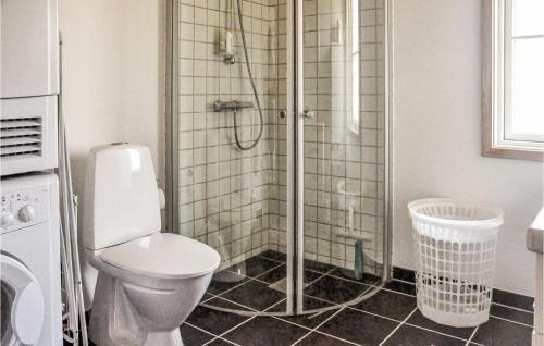 y baño con aseo y ducha acristalada. en Gorgeous Home In Sydals With House Sea View, en Sønderby