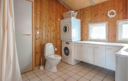 A bathroom at Awesome Home In Hejls With Wifi