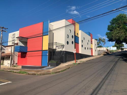 um edifício colorido no lado de uma rua em Vila Lego- Ap 01 em São Carlos