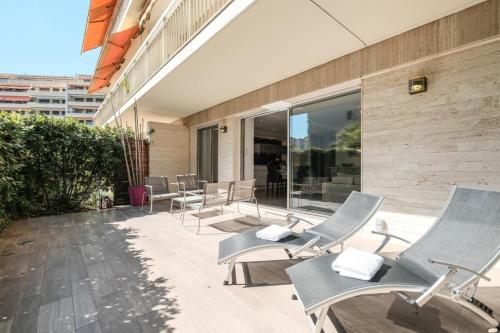 un patio avec des chaises et des tables sur un bâtiment dans l'établissement WDF two bedrooms in the heart of Cannes!!, à Cannes