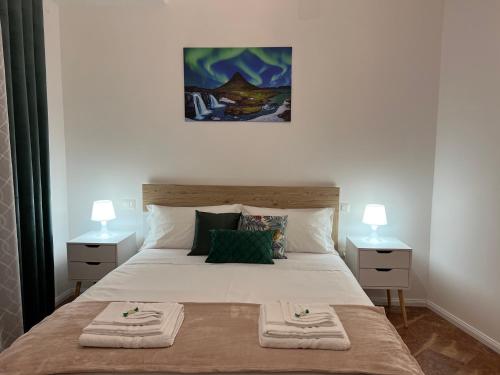1 dormitorio con 1 cama grande y toallas. en CASA RODELLA San Sisto Perugia en Perugia