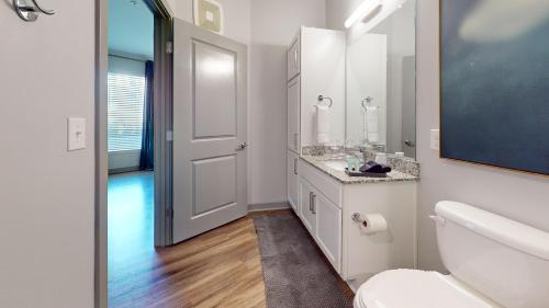 Ett badrum på H4N Furnished Apartments at Ellipse Urban in Hampton VA