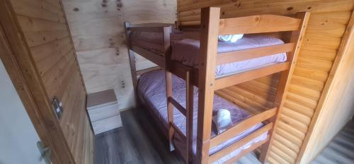 Двухъярусная кровать или двухъярусные кровати в номере Departamento Los Leones en Villa O'higgins con WIFI