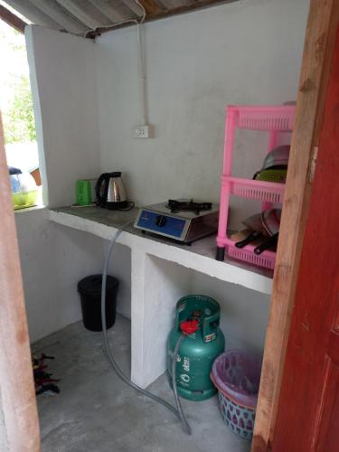 a room with a counter with a hose at Easy Life Bungalows in Haad Yao