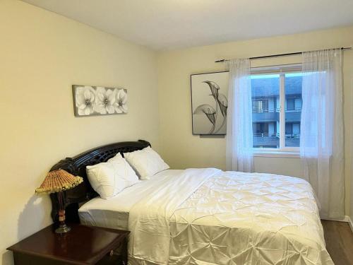 ein Schlafzimmer mit einem weißen Bett und einem Fenster in der Unterkunft Utopia Luxury Stay - Seattle in Seattle