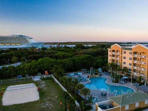 Luftblick auf ein Resort und ein Kreuzfahrtschiff in der Unterkunft Holiday Inn Club Vacations Cape Canaveral Beach Resort in Cape Canaveral