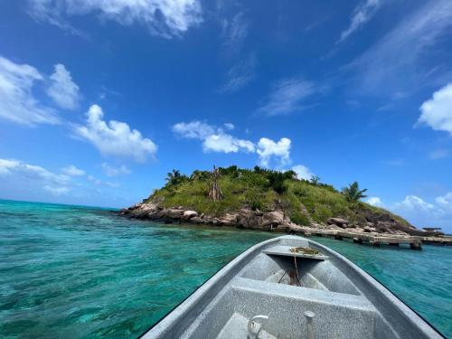 a boat in the water next to an island at JAZMIN HOUSEs JR in Providencia