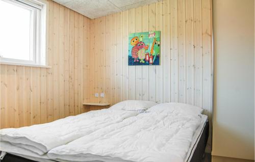 ハザスレウにあるNice Home In Haderslev With Kitchenの木製の壁に白いベッドが備わるベッドルーム1室