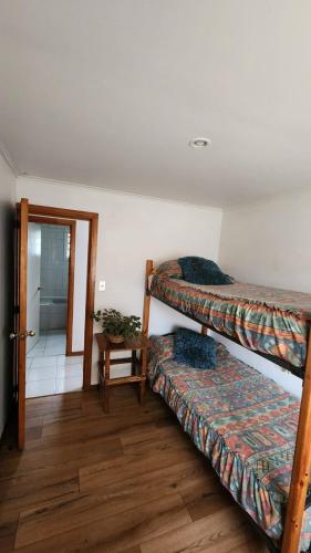 ラ・セレナにあるCabañas Tronco viejoの二段ベッド2台と廊下が備わる客室です。