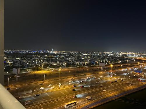 una vista de un estacionamiento por la noche en Oval Tower Business Bay en Dubái