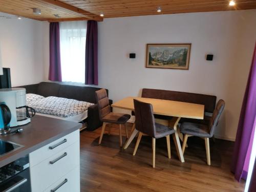 een keuken en eetkamer met een tafel en stoelen bij Steinerbauer in Flachau