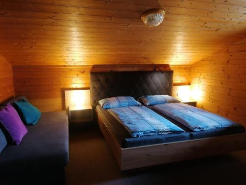 フラッハウにあるSteinerbauerの木造キャビン内のベッド1台が備わるベッドルーム1室を利用します。