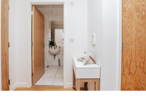 a bathroom with a sink and a toilet and a mirror at New Deluxe Birmingham City Centre Apartment 3 Bed in Birmingham