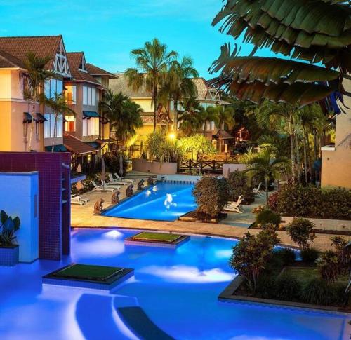 una grande piscina con acqua blu in un resort di Cairns 2BR Resort Escape, 4 Pools 5 min to Airport a Cairns North