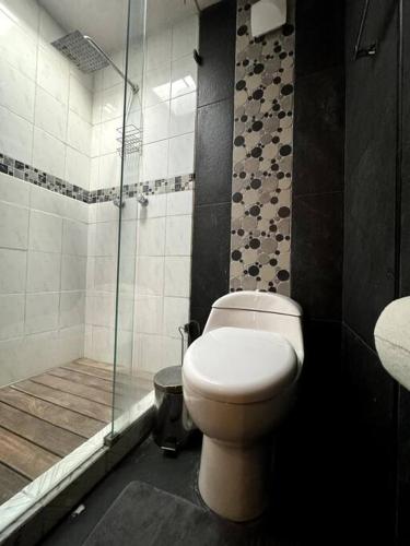 Bilik mandi di Contemporary style house.