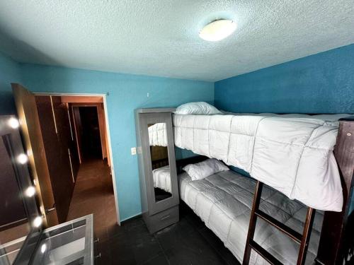 Poschodová posteľ alebo postele v izbe v ubytovaní Contemporary style house.