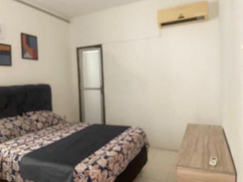 Un dormitorio con una cama y una mesa. en Pousada Axé, en Salvador
