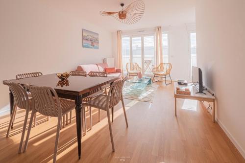 un salon avec une table et des chaises de salle à manger dans l'établissement *Disneyland-Paris* 8 pers, Wifi, 2 parkings, à Chessy