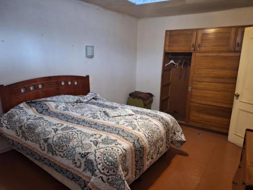 um quarto com uma cama, uma cómoda e um armário em Habitación baño privado em Santa Cruz